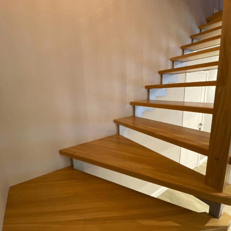 Г-образная лестница на двойном косоуре из листа и деревянным ограждением