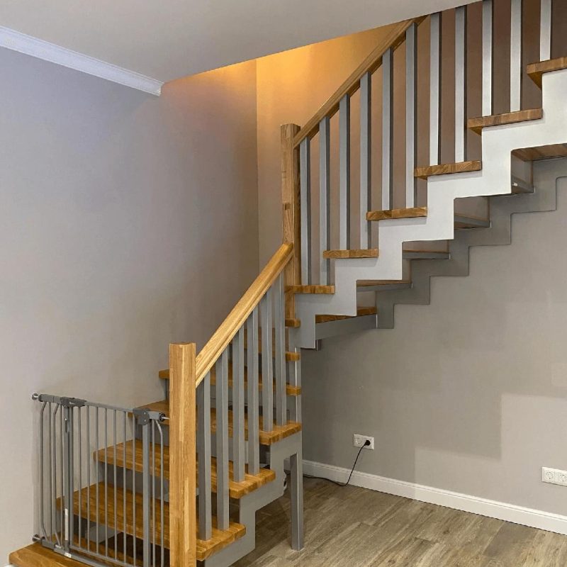 Г-образная лестница на двойном косоуре из листа и деревянным ограждением