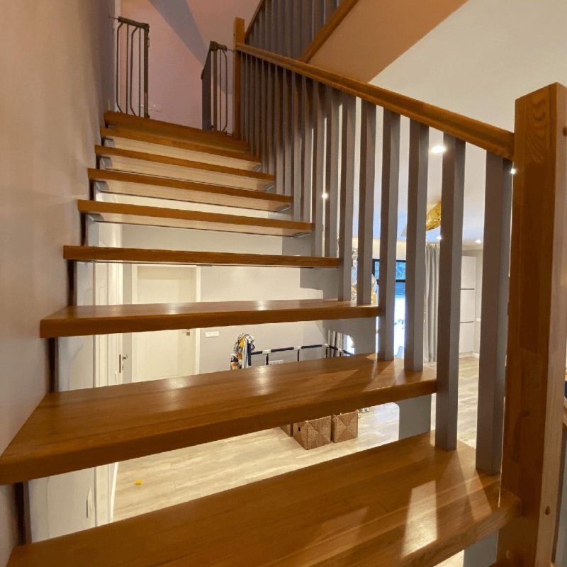 Г-образная лестница на двойном косоуре из листа и деревянным ограждением