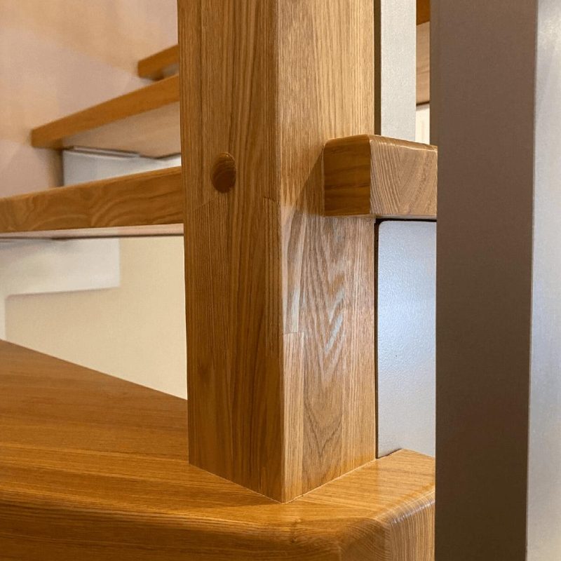 Г-образная лестница на двойном косоуре из листа и деревянным ограждением