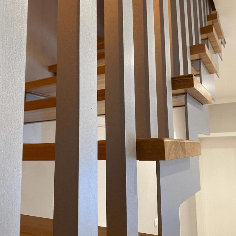 Г-образная лестница на двойном косоуре из листа и деревянным ограждением