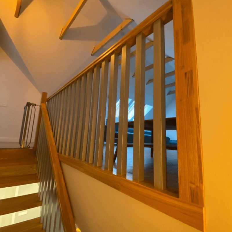 Г-образная лестница на двойном косоуре из листа и деревянным ограждением