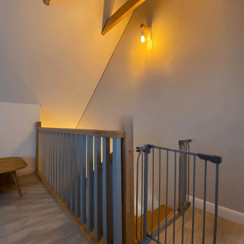 Г-образная лестница на двойном косоуре из листа и деревянным ограждением