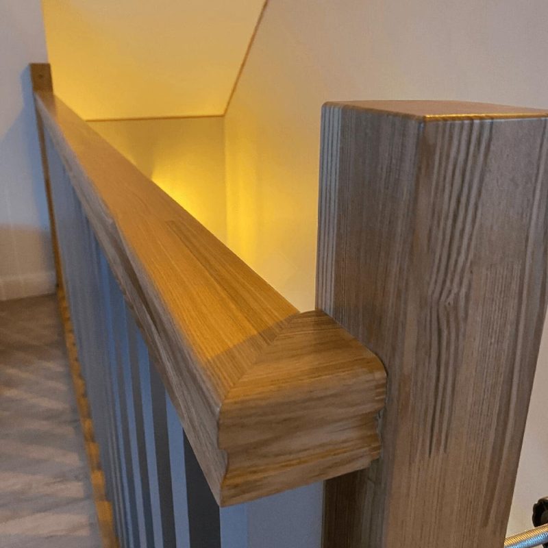 Г-образная лестница на двойном косоуре из листа и деревянным ограждением