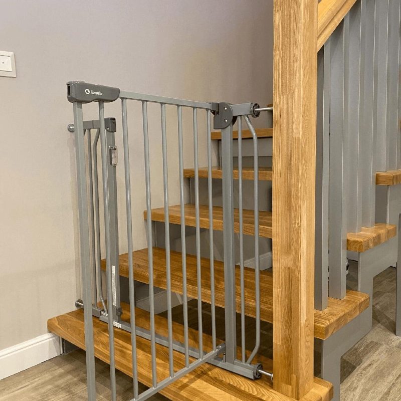 Г-образная лестница на двойном косоуре из листа и деревянным ограждением