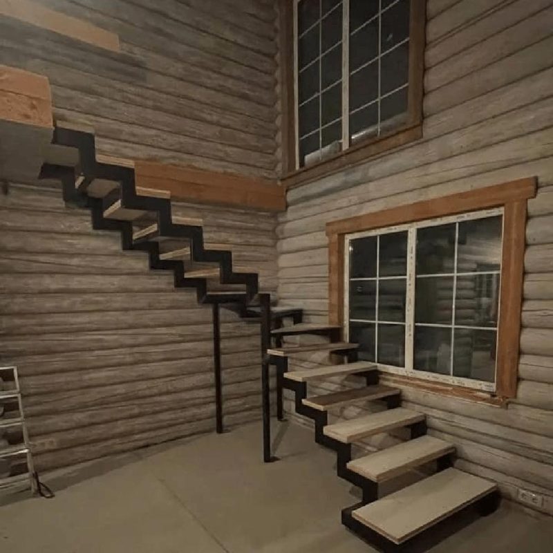 Г-образный металлокаркас лестницы на двух косоурах в брусовом доме с пригласительной