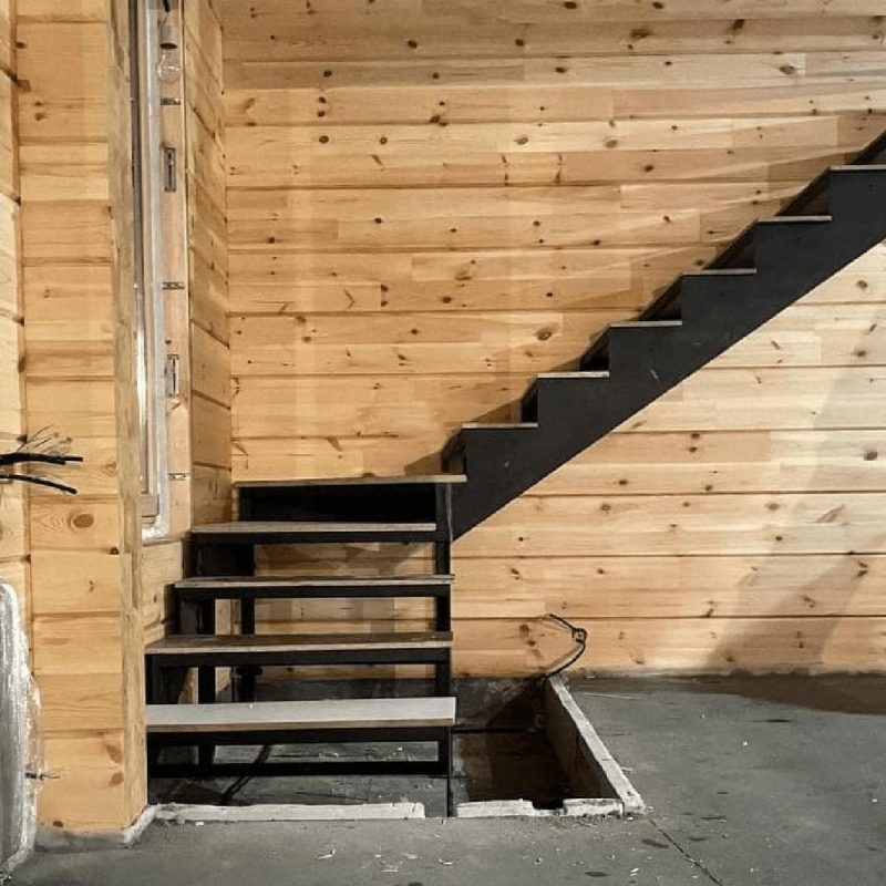 Г образный металлокаркас с длинным верхним маршем с поворотом на 90 градусов