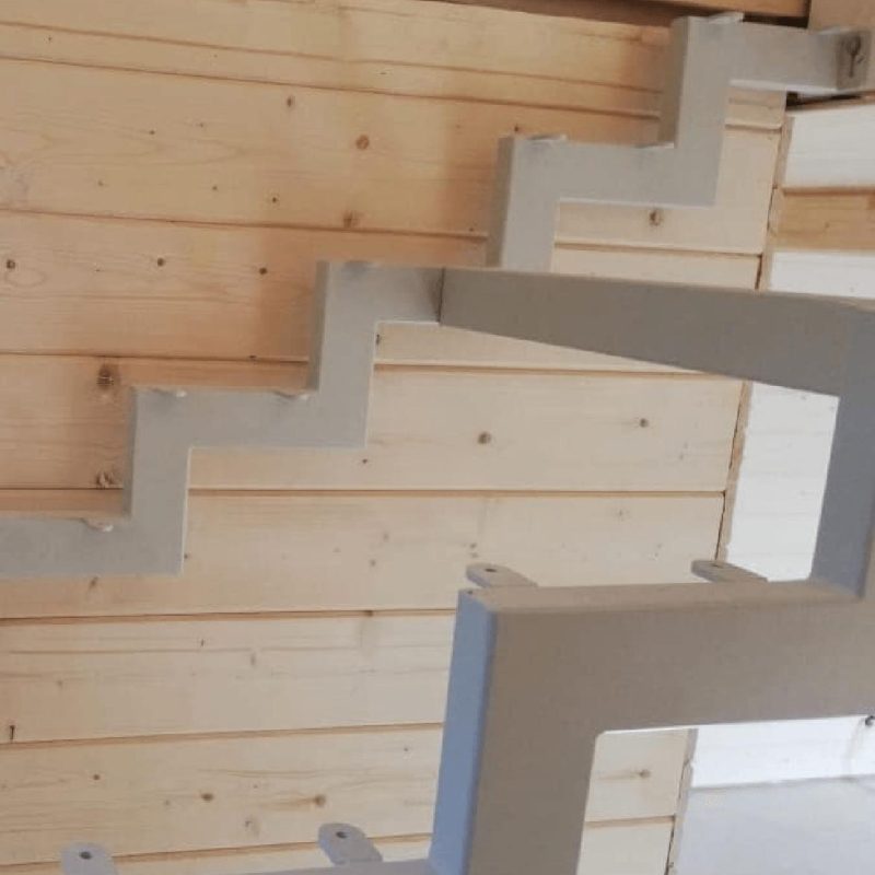 Каркас лестницы на двух косоурах с поворотом на 180 градусов и двумя площадками