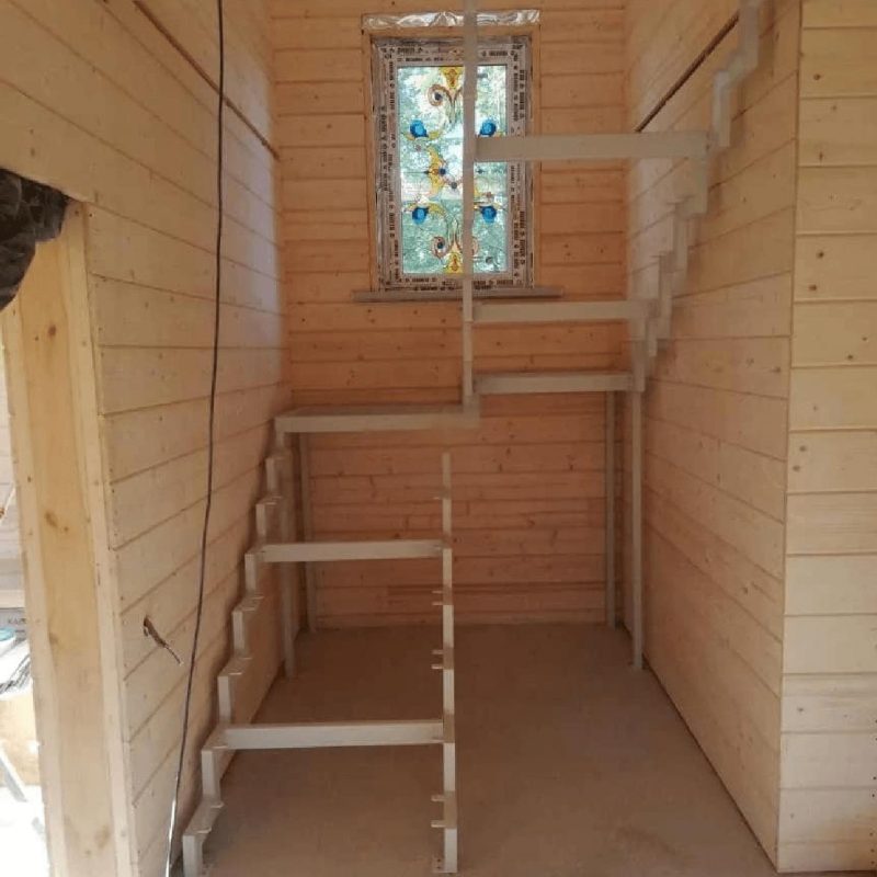 Каркас лестницы на двух косоурах с поворотом на 180 градусов и двумя площадками