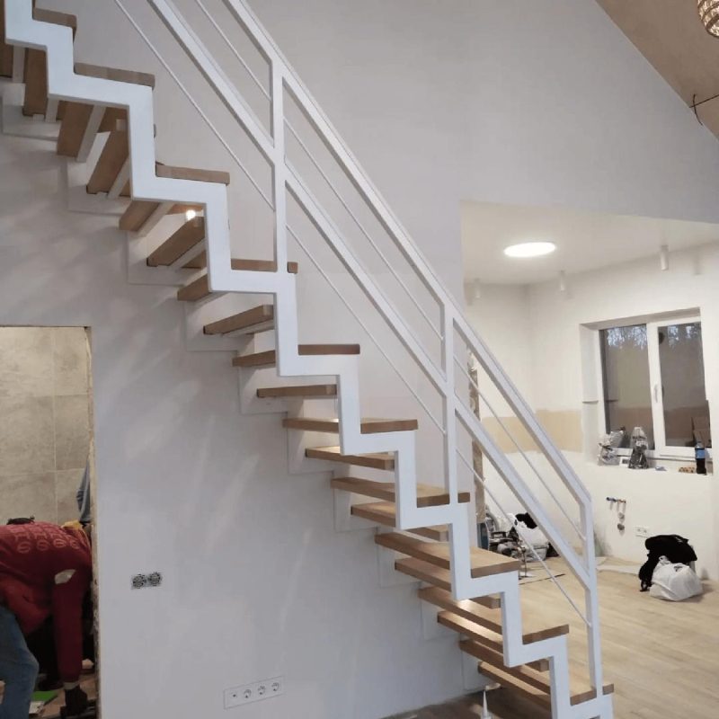 Лестница гусиный шаг из металла