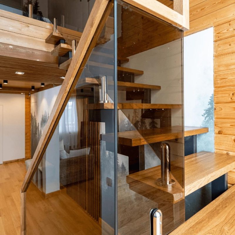 Лестница на двойном косоуре с дубовыми ступенями и стеклом