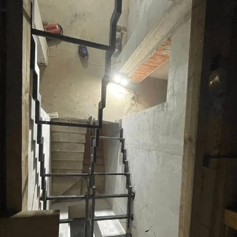 Металлокаркас лестницы на двух косоурах из профтрубы с поворотом на 180 градусов и площадкой