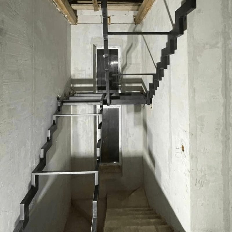 Металлокаркас лестницы на двух косоурах из профтрубы с поворотом на 180 градусов и площадкой