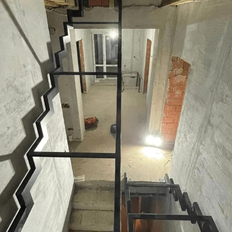 Металлокаркас лестницы на двух косоурах из профтрубы с поворотом на 180 градусов и площадкой