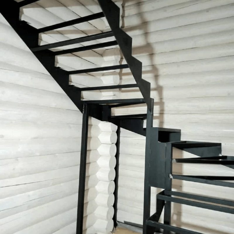 Металлокаркас лестницы с 6 забежными ступенями