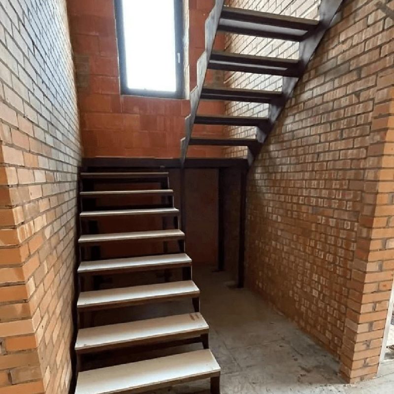 Металлокаркас лестницы с поворотом на 180 и площадкой