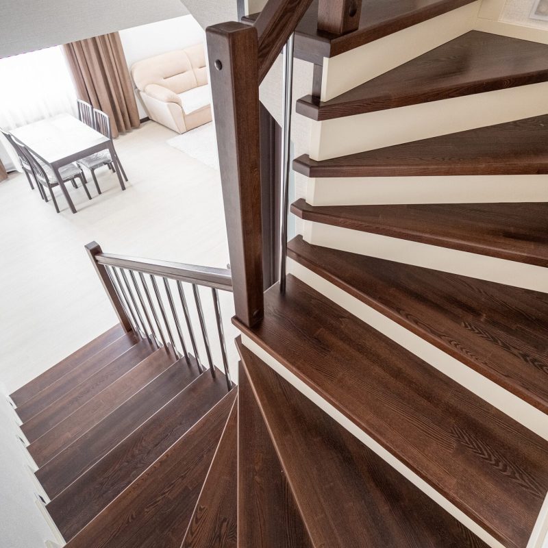 Облицовка бетонной лестницы ясенем с круглыми хром трубками