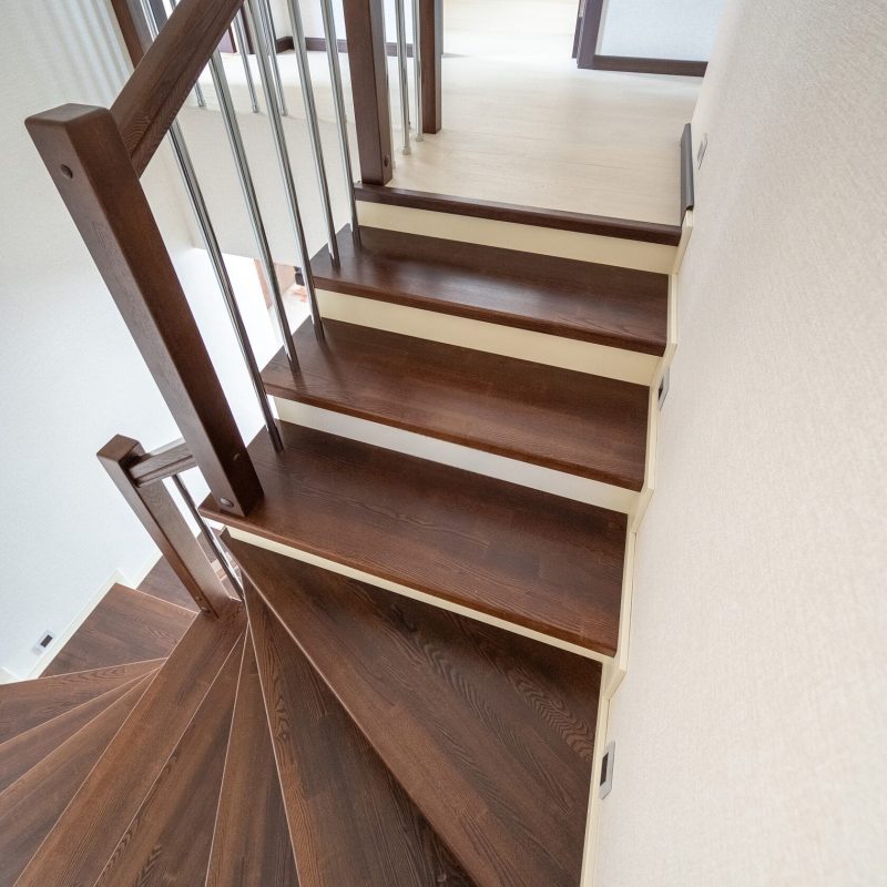 Облицовка бетонной лестницы ясенем с круглыми хром трубками