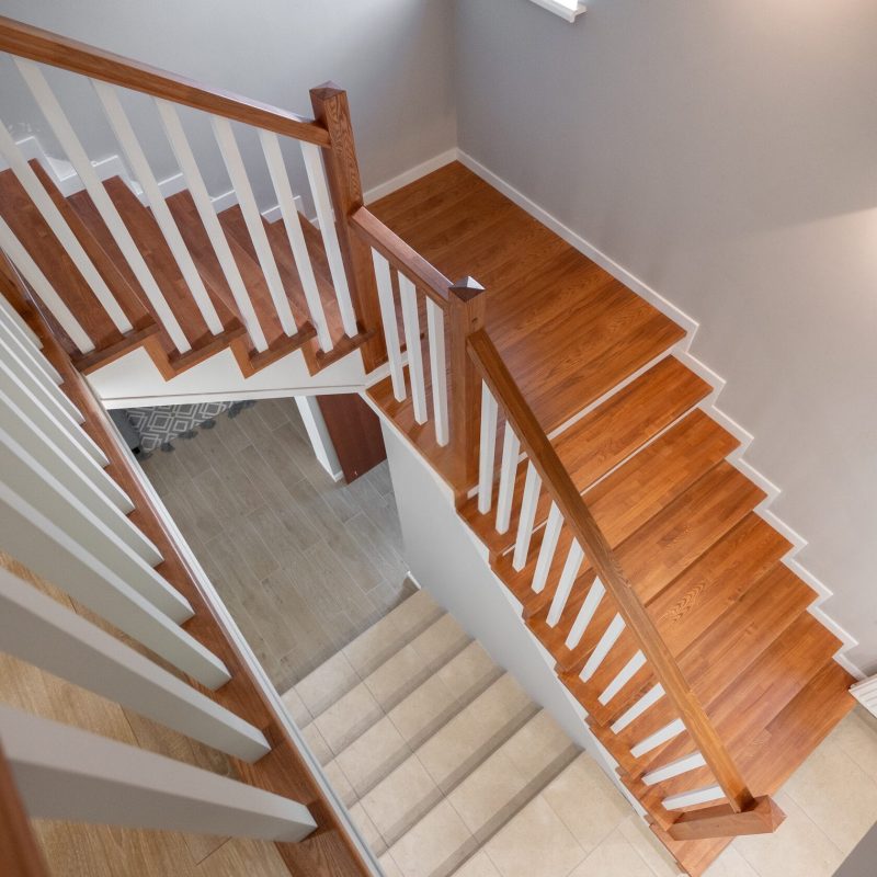 Облицовка Г-образной лестницы на металлокаркасе ясенем