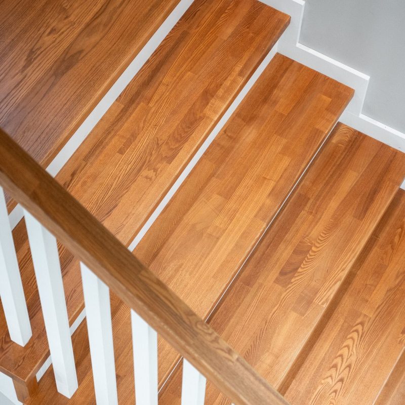 Облицовка Г-образной лестницы на металлокаркасе ясенем