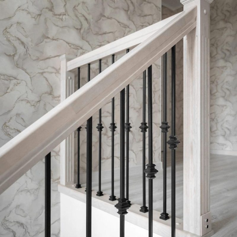 Облицовка бетонной лестницы беленым дубом с доп ступенью на полу