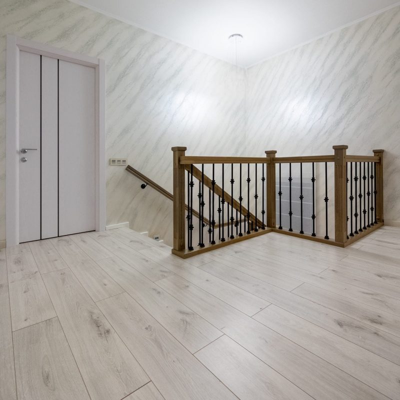 Облицовка бетонной лестницы дубом с широкой первой ступенью