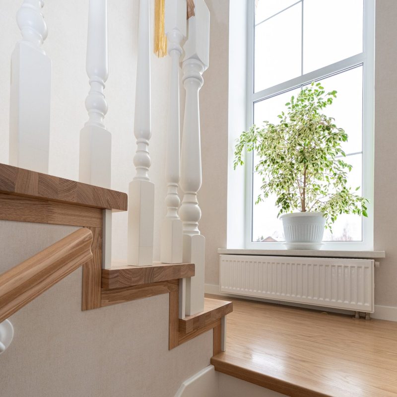 Облицовка бетонной лестницы с маршем между стен ясенем