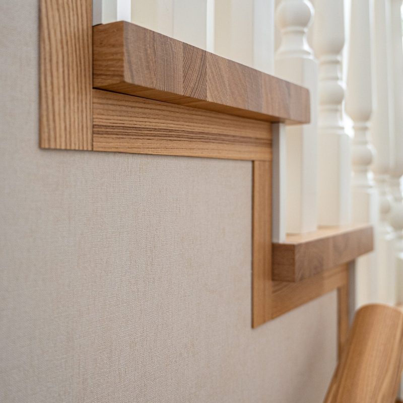 Облицовка бетонной лестницы с маршем между стен ясенем