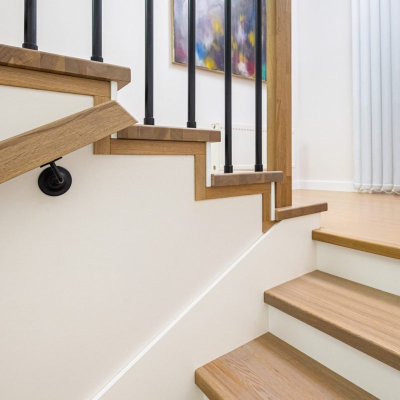 Облицовка бетонной лестницы с пригласительной ступенью дубом