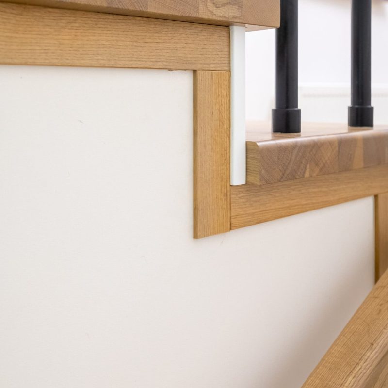 Облицовка бетонной лестницы с пригласительной ступенью дубом