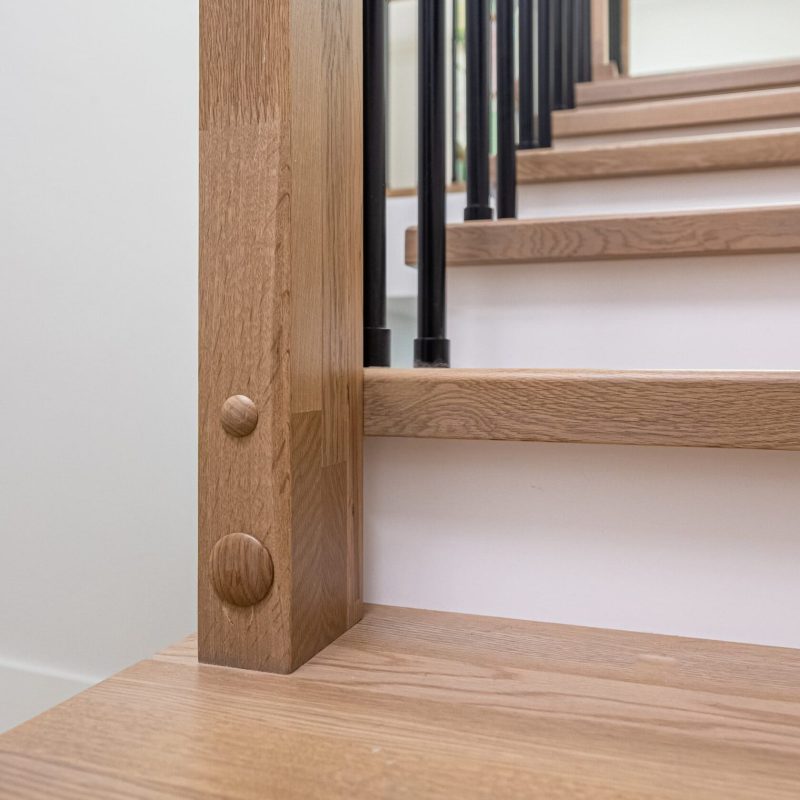 Облицовка бетонной лестницы с пригласительной ступенью дубом