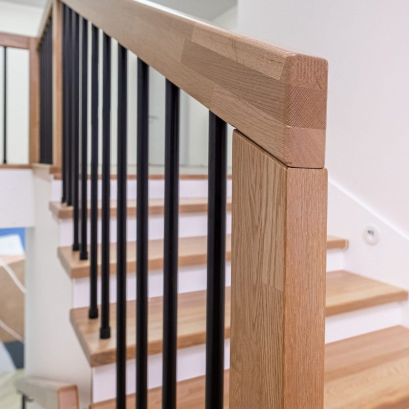 Облицовка бетонной лестницы с пригласительной ступенью дубом