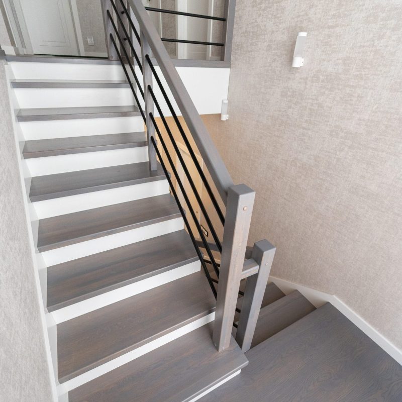 Облицовка бетонной лестницы серым дубом с ригелями