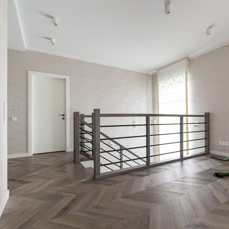 Облицовка бетонной лестницы серым дубом с ригелями