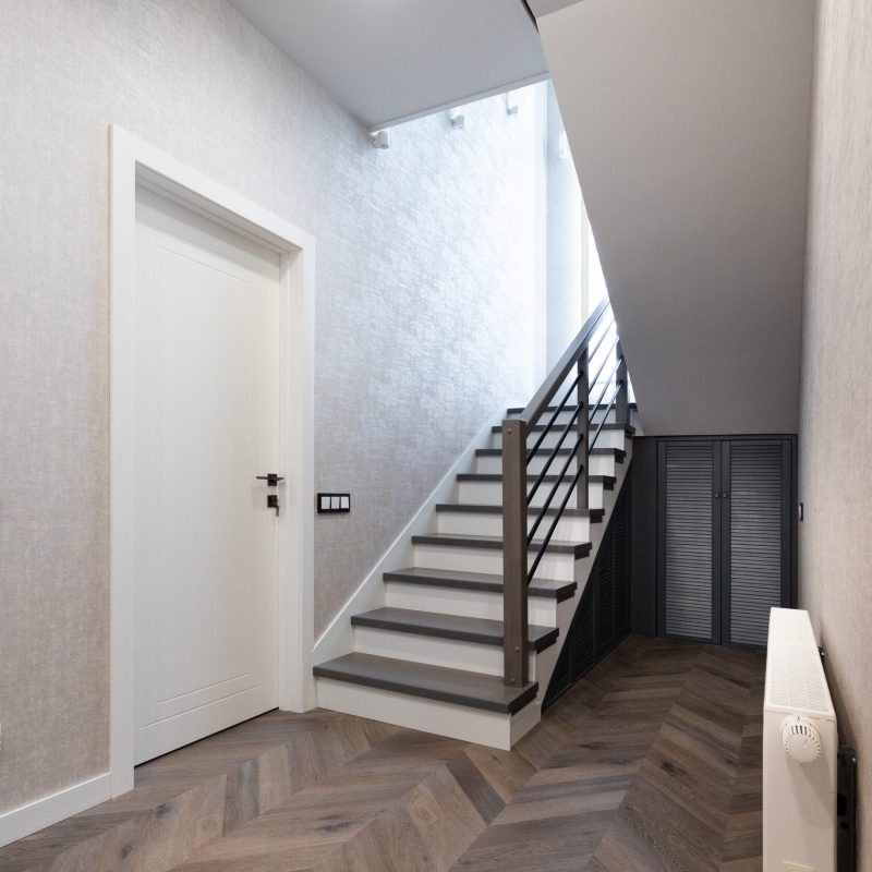 Облицовка бетонной лестницы серым дубом с ригелями