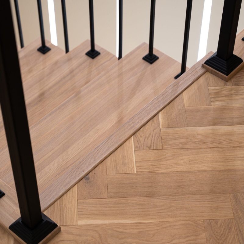 Облицовка лестницы на металлокаркасе ясенем с подсветкой на стене