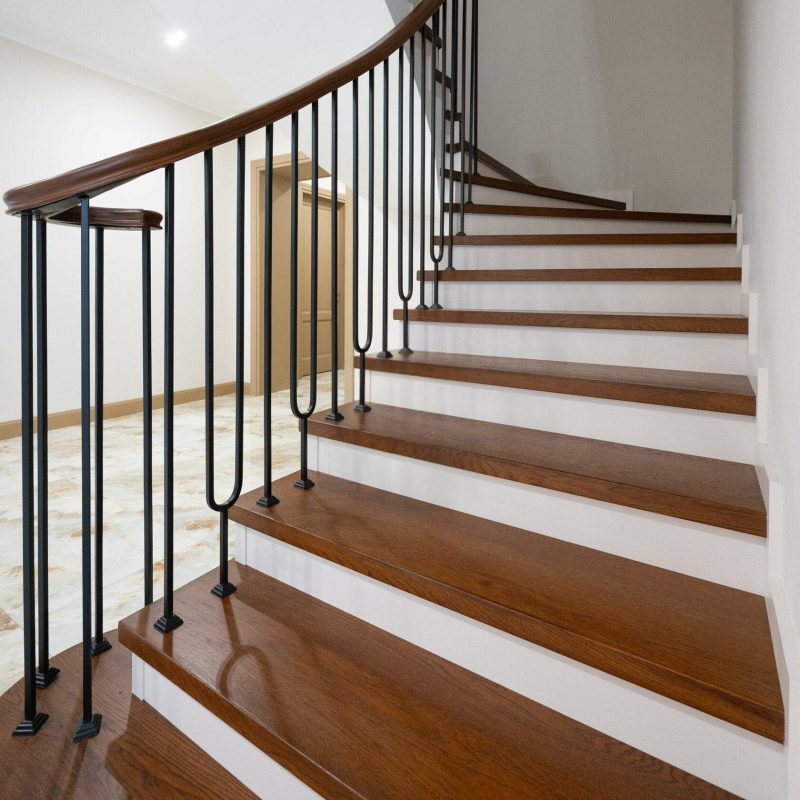 Облицовка лестницы шпоном с гнутым поручнем