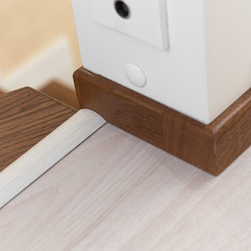 Облицовка прямой двухмаршевой металлической лестницы с кладовкой дубом