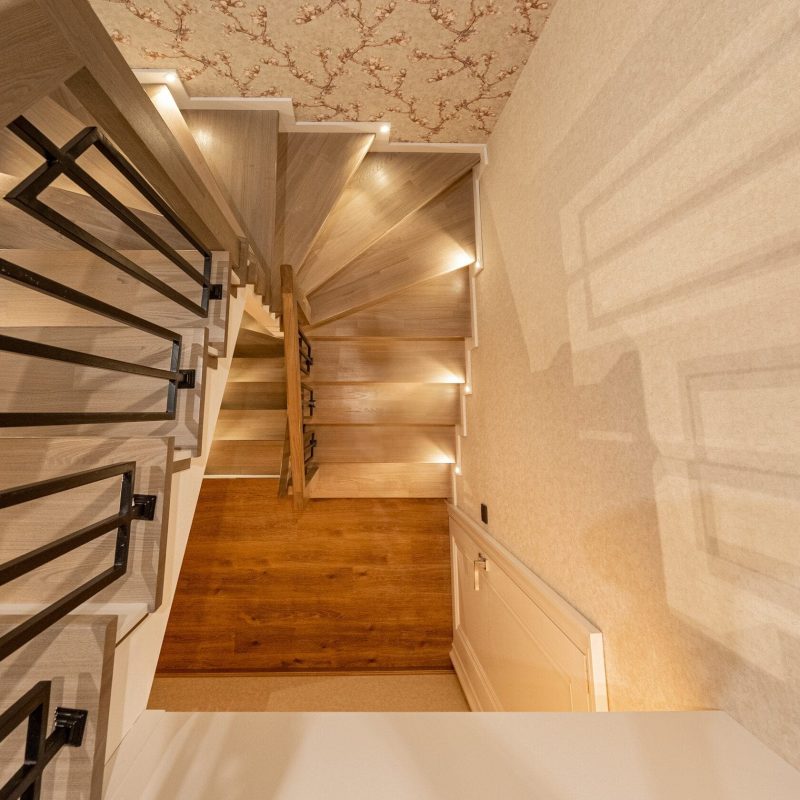 Облицовка железной лестницы ясенем с рейками в потолок