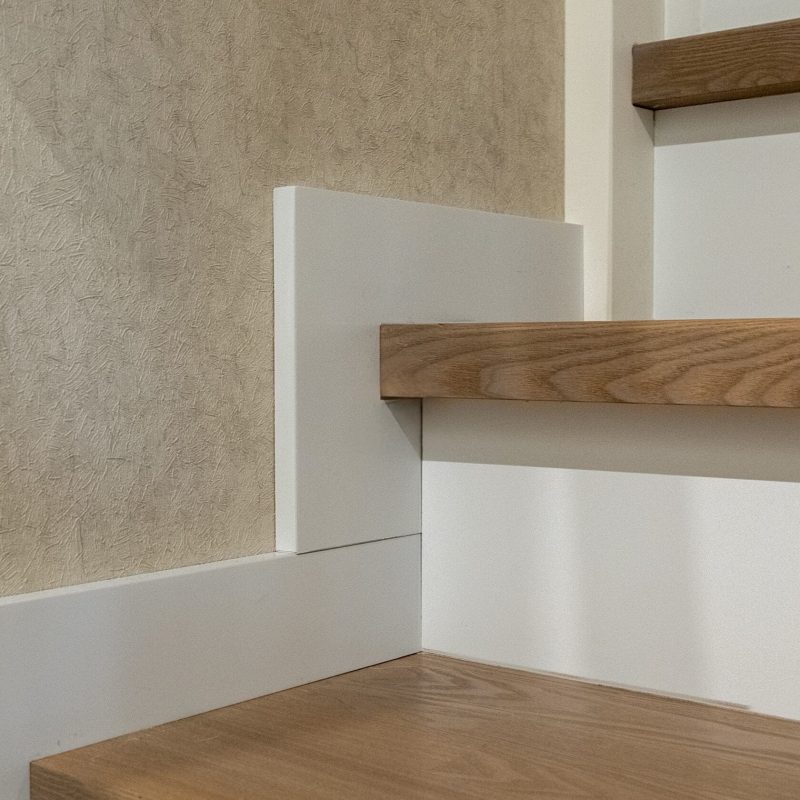 Облицовка железной лестницы ясенем с рейками в потолок