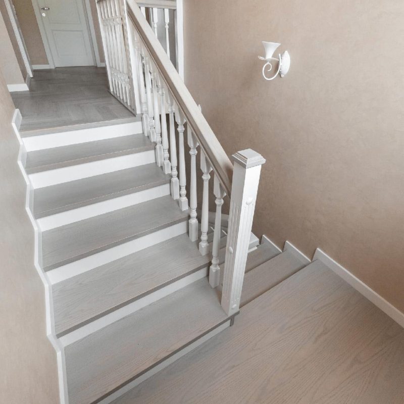 Обшивка лестницы из бетона шпоном с ограждением из дерева