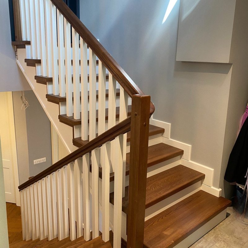 Обшивка металлического каркаса лестницы с 1 на 3 этаж ясенем