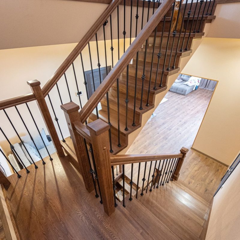 Обшивка металлокаркаса лестницы дубом с ограждением из металла