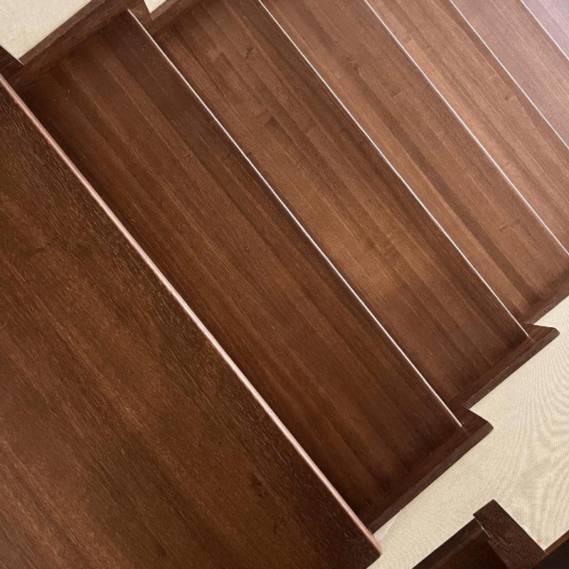 Обшивка однотонной темной бетонной лестницы ясенем