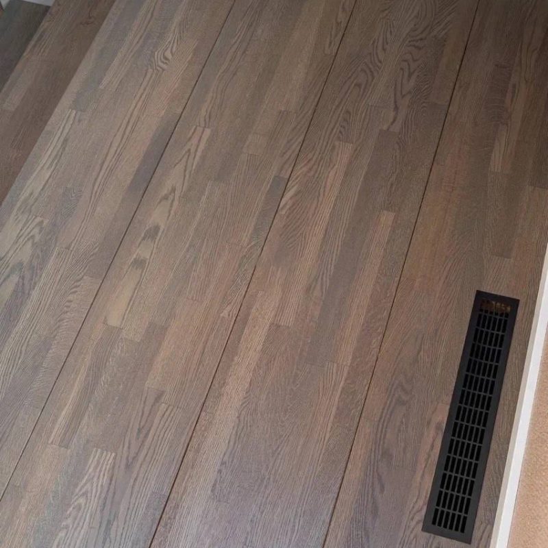 Обшивка железной лестницы дубом с ограждением из металла