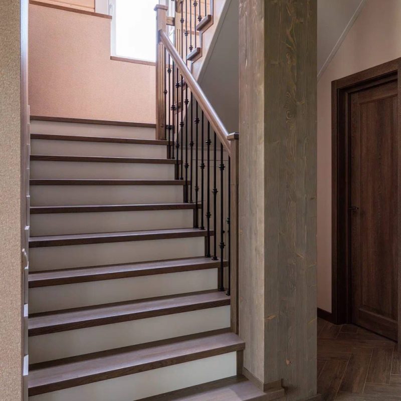 Обшивка железной лестницы дубом с ограждением из металла