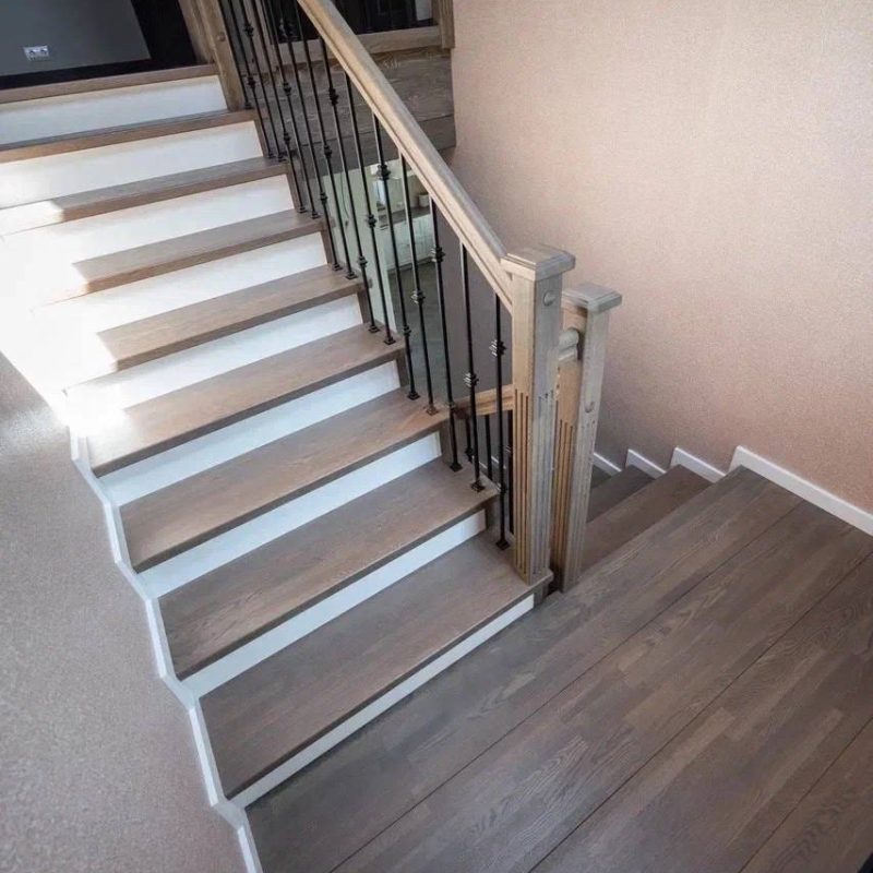 Обшивка железной лестницы дубом с ограждением из металла