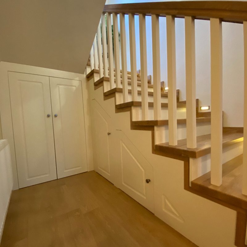 Отделка бетонной лестницы с первого на третий этаж дубом