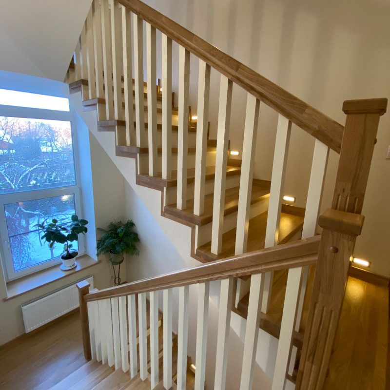 Отделка бетонной лестницы с первого на третий этаж дубом