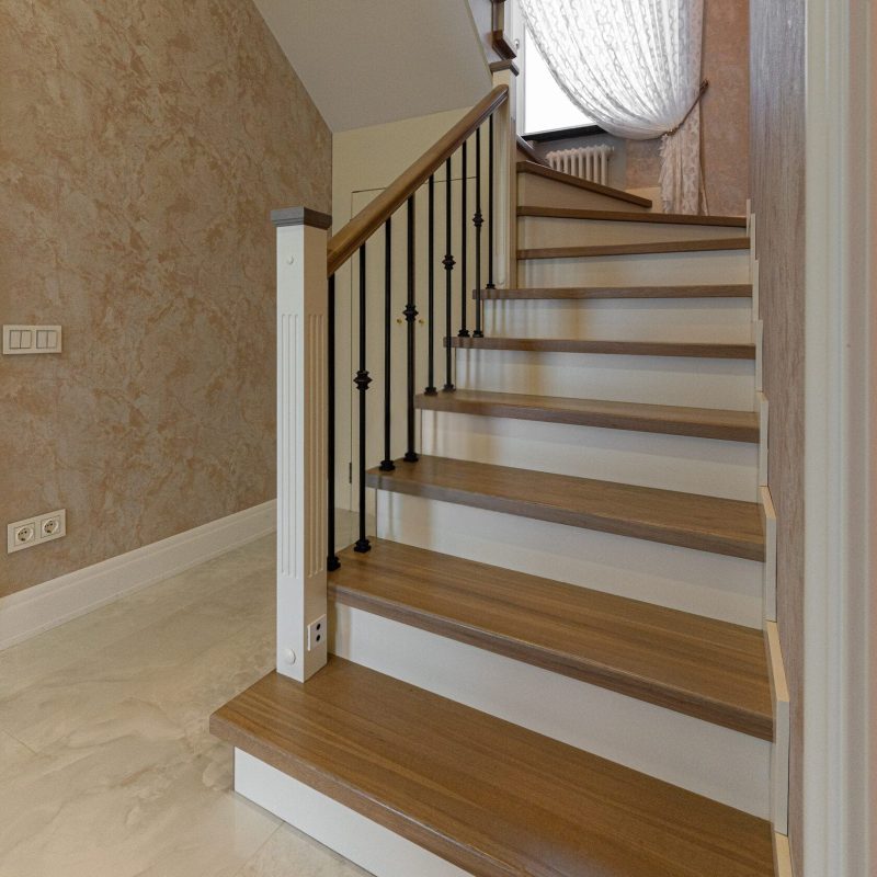 Отделка металлокаркаса лестницы дубом с ящиками под обувь